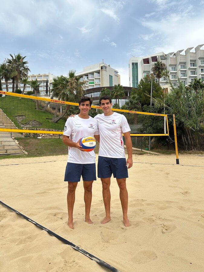 Javier y Joaquín en la pista de Volley