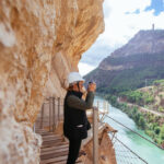 Imagen de una persona caminado por el Caminito del Rey en Málaga.