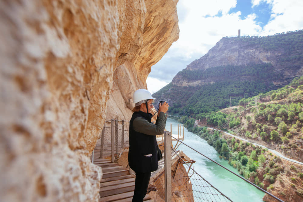 Imagen de una persona caminado por el Caminito del Rey en Málaga.