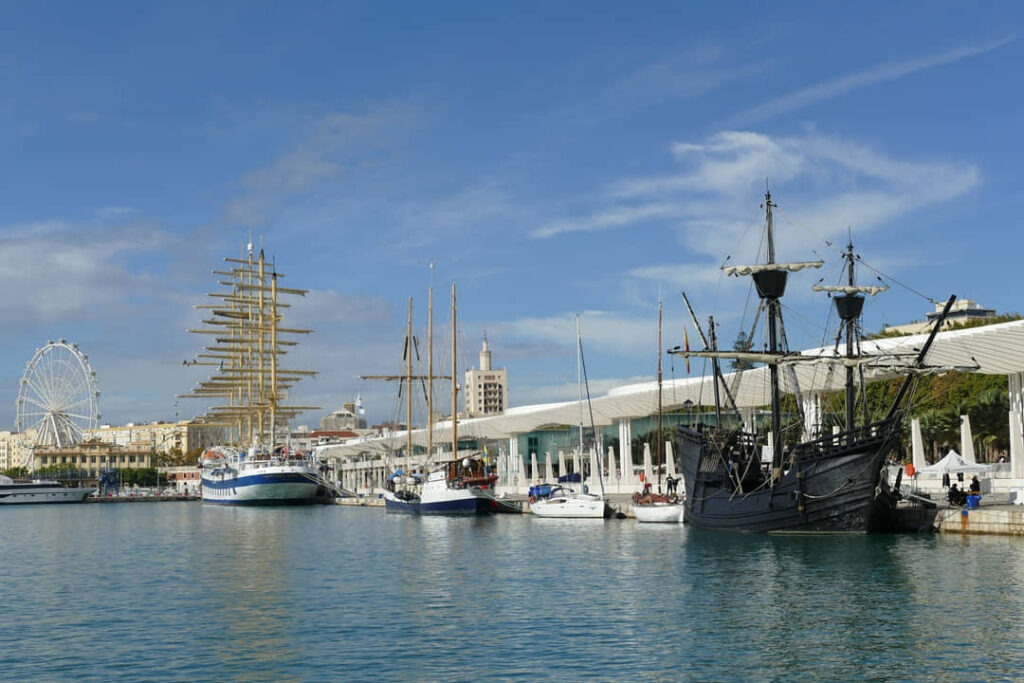 Imagen del puerto de Málaga, uno de los mejores sitios para pasear en barco en Málaga.