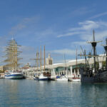 Imagen del puerto de Málaga, uno de los mejores sitios para pasear en barco en Málaga.