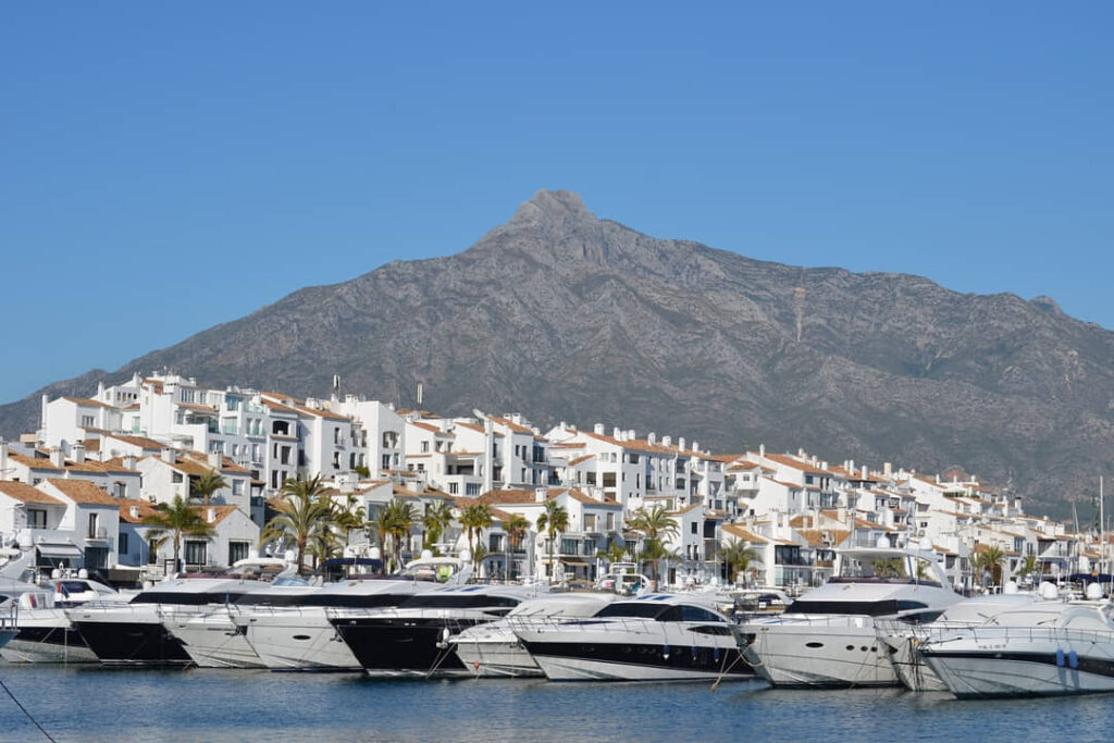 Imagen de Puerto Banús en un día soleado