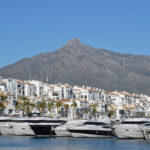 Imagen de Puerto Banús en un día soleado